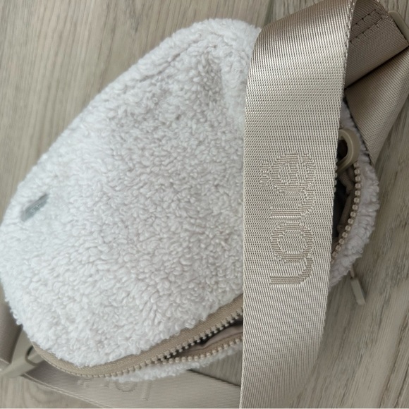 Lole Off-White Cream Sherpa Crossbody Belt Bag - Picture 4 of 4